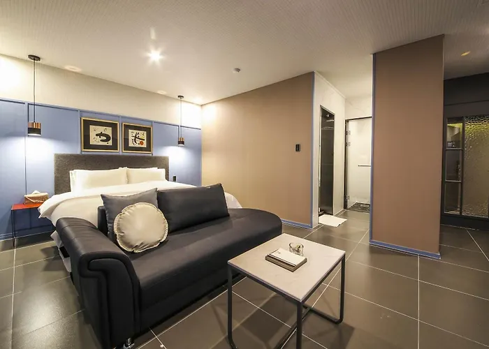 Brown-dot Gupo Hotel 3*