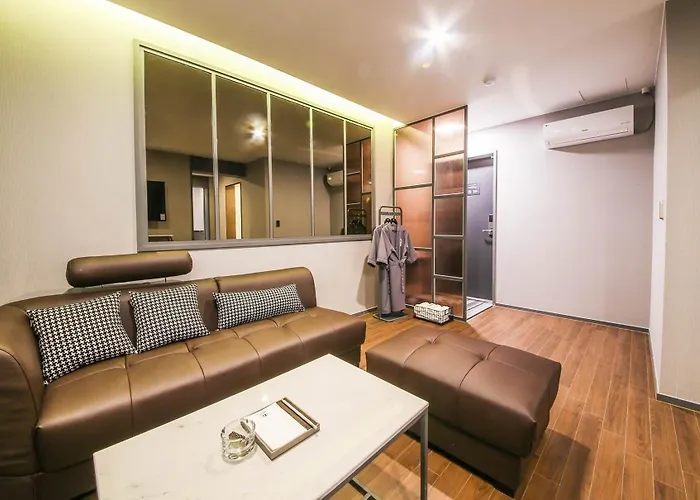 Brown-dot Gupo Hotel 3*